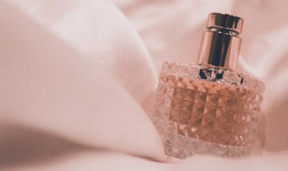 Entenda por que não é indicado usar perfumes em roupas ou nos cabelos