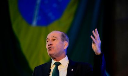 Distanciamento das Forças Armadas de Bolsonaro motivou demissão de Azevedo