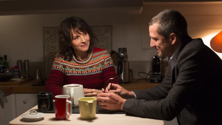 Juliette Binoche como protagonista do filme "Vidas duplas". 