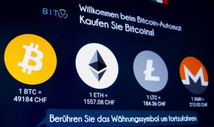 Logos das criptomoedas Bitcoin, Ether, Litecoin e Monero em terminal em Zurique.
