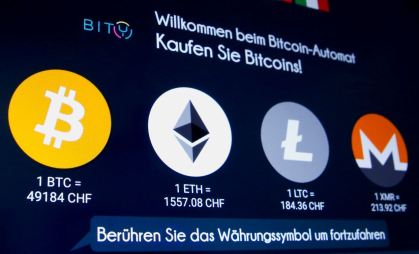 Logos das criptomoedas Bitcoin, Ether, Litecoin e Monero em terminal em Zurique.