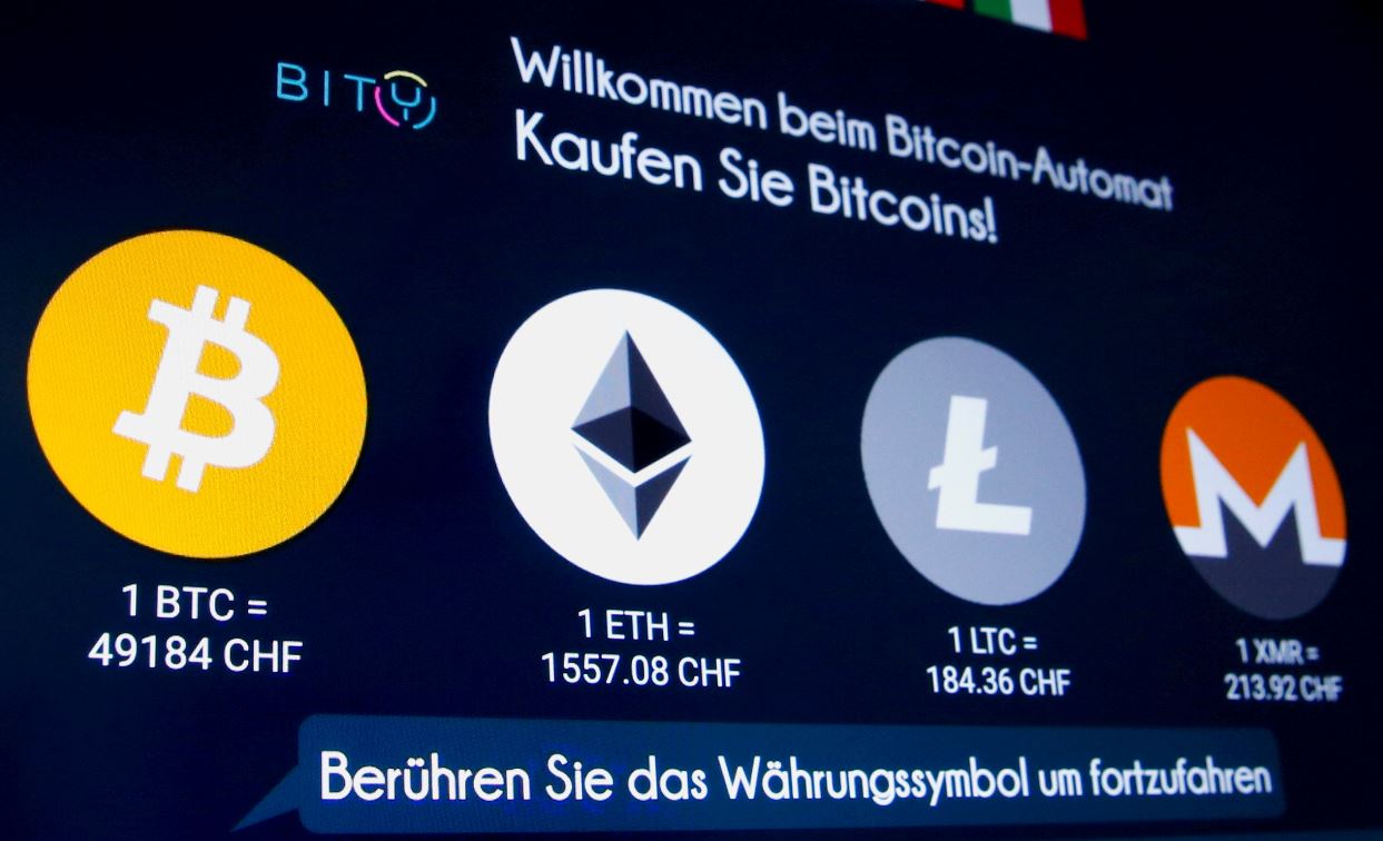 Logos das criptomoedas Bitcoin, Ether, Litecoin e Monero em terminal em Zurique.