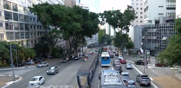 Tráfego de carros na av. Nove de Julho, em SP, durante quarentena