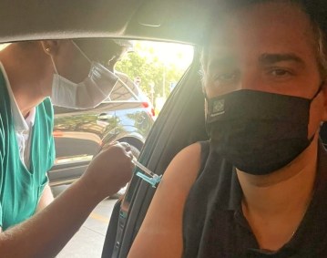 Rodrigo Pacheco recebe a primeira dose da vacina em Belo Horizonte