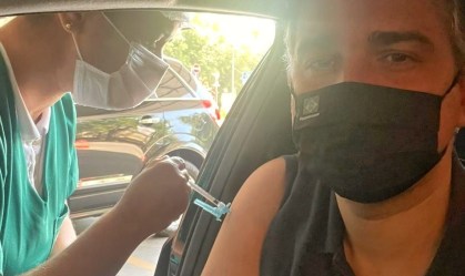 Rodrigo Pacheco recebe a primeira dose da vacina em Belo Horizonte