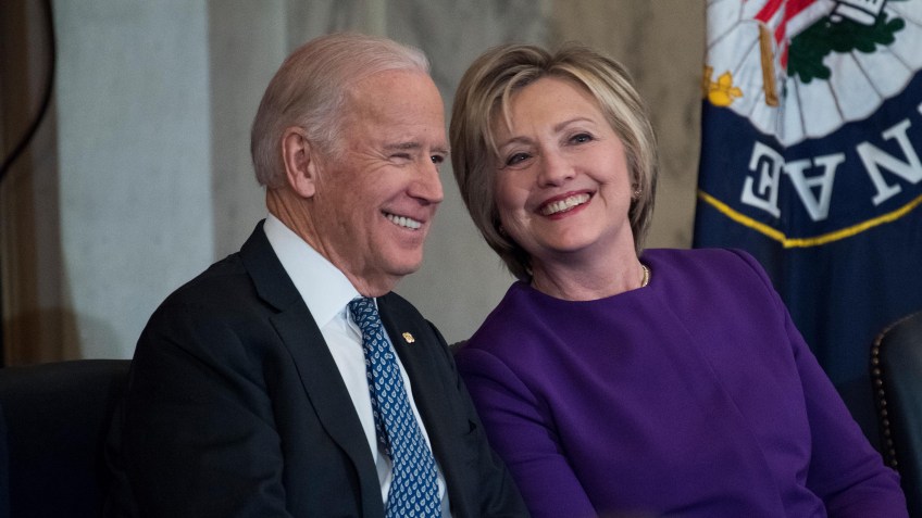Joe Biden, na época vice-presidente dos EUA, e a ex-secretária de Estado Hillary Clinton. Washington (8.dez.2016) • Foto: Tom Williams/CQ Roll Call/AP