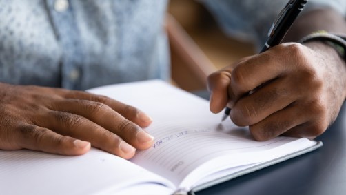 Escrever sobre os pontos positivos da amizade pode ser uma alternativa