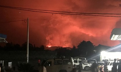 Fumaça e chamas de erupção vulcânica