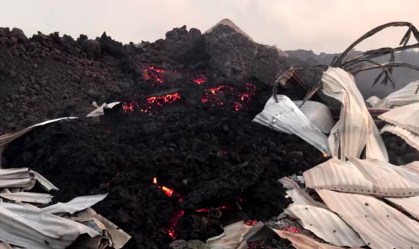 Lava da erupção vulcânica para perto de cidade na República Democrática do Congo