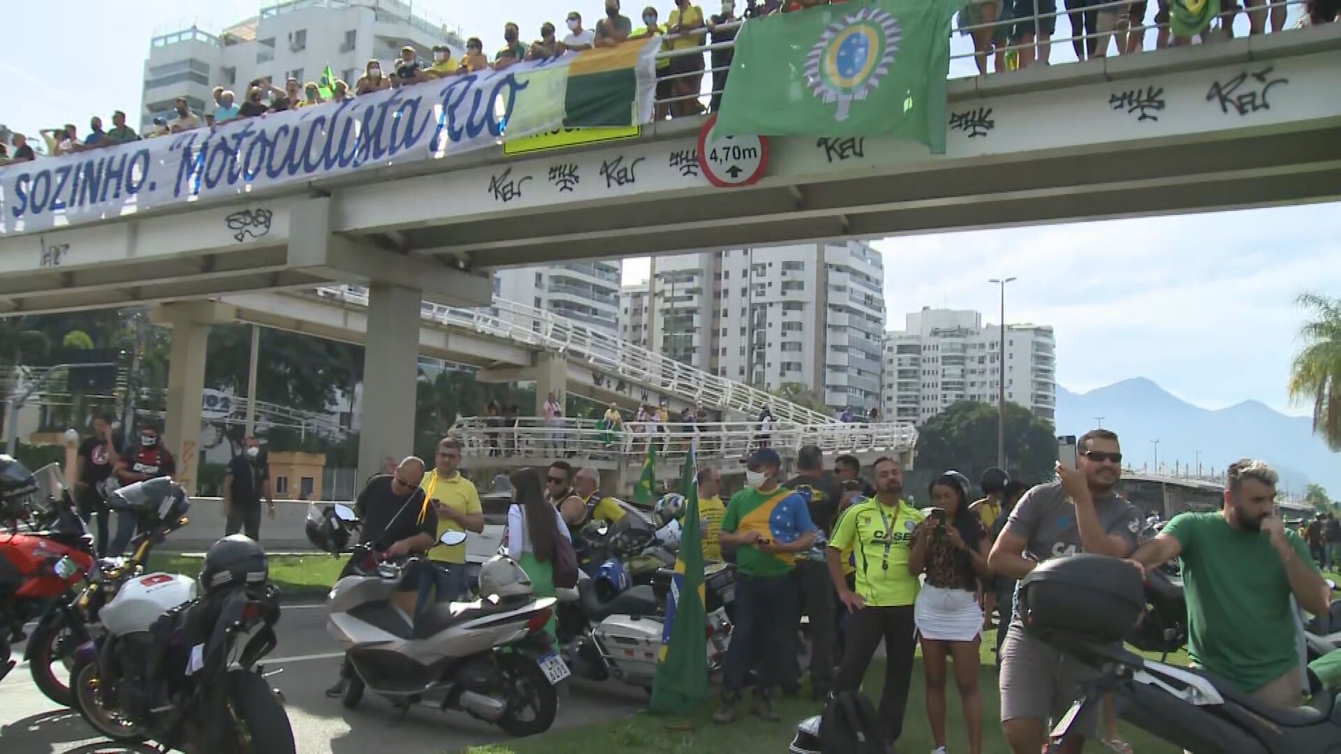 Apoiadores em passeio de moto com Bolsonaro no Rio de Janeiro (23 de maio de 2021) / Reprodução / CNN