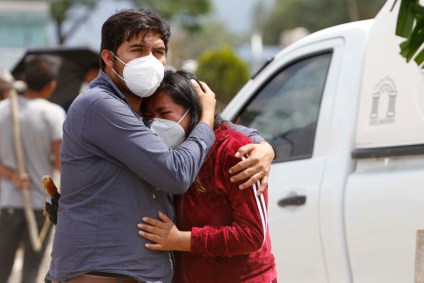 Mulher chora a morte de um parente vítima da Covid-19 - Cidade do México, México