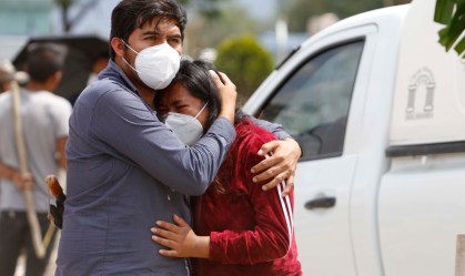 Mulher chora a morte de um parente vítima da Covid-19 - Cidade do México, México