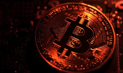 Bitcoin cai 8% após invasão russa à Ucrânia e chega a US$ 35.000