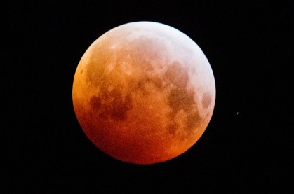 Lua cheia avermelhada, chamada de Lua de Sangue, vista da Alemanha em 2019
