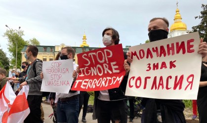 Protesto em Kiev, na Ucrânia, pela prisão de opositor pelo governo bielorrusso