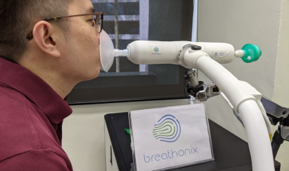 Homem realiza teste do bafômetro para detecção de Covid-19
