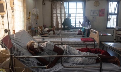 Pacientes com mucormicose, também chamado de fungo negro, são tratados na Índia
