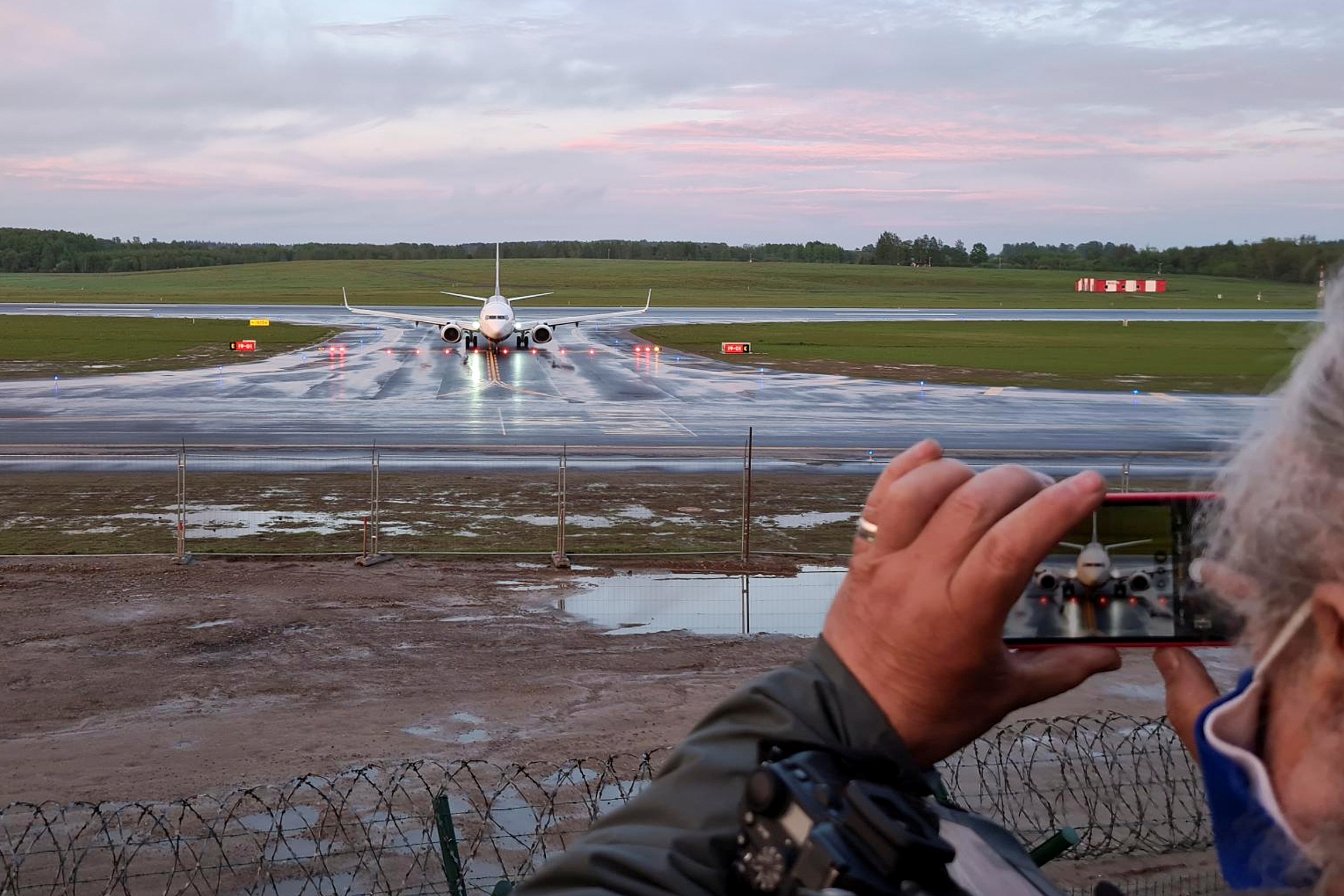 Avião da Ryanair forçado a pousar em Belarus é observado ao chegar na Lituânia