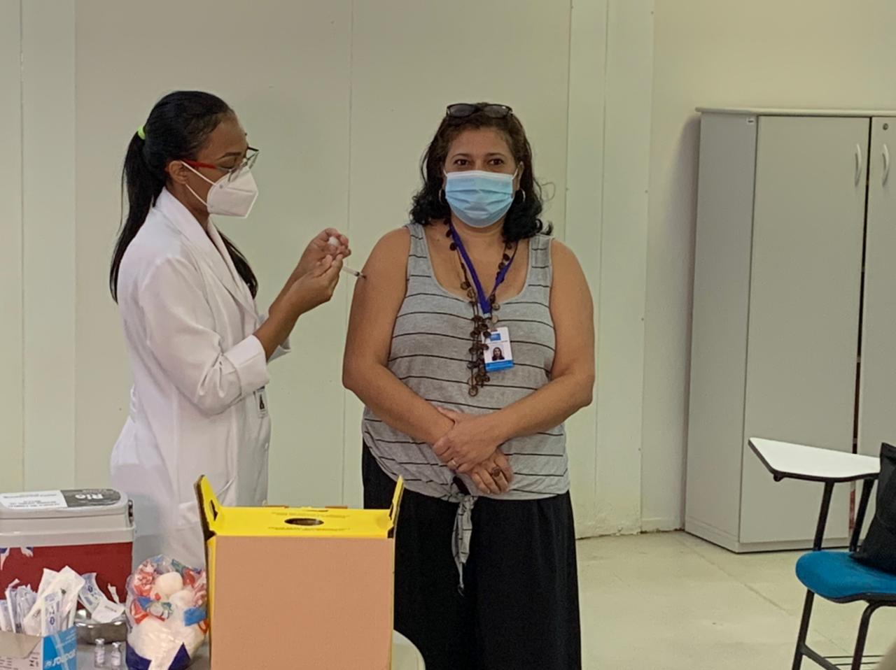 Profissionais da educação a partir dos 49 anos já podem se vacinar nesta segunda Profissionais da educação a partir dos 49 anos já podem se vacinar nesta segunda