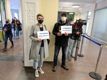 Apoiadores de Roman Protasevich protestam na chegada de voo na Lituânia