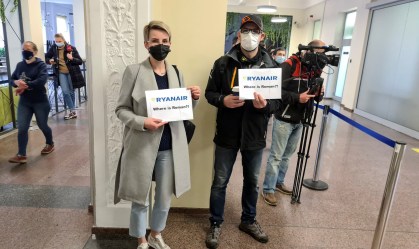 Apoiadores de Roman Protasevich protestam na chegada de voo na Lituânia