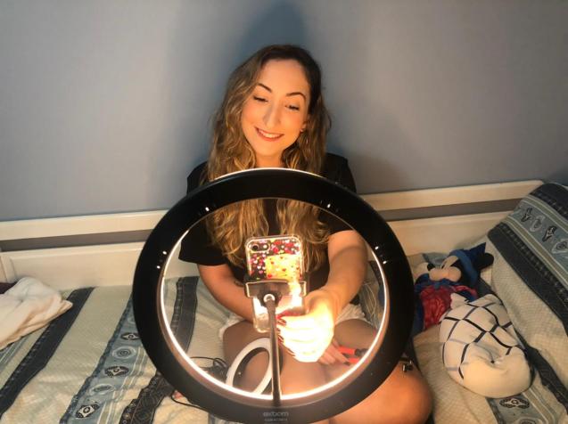 Produtora de conteúdo no TikTok usa iluminação para gravar um vídeo / Foto: Fernanda Teles / Acervo Pessoal
