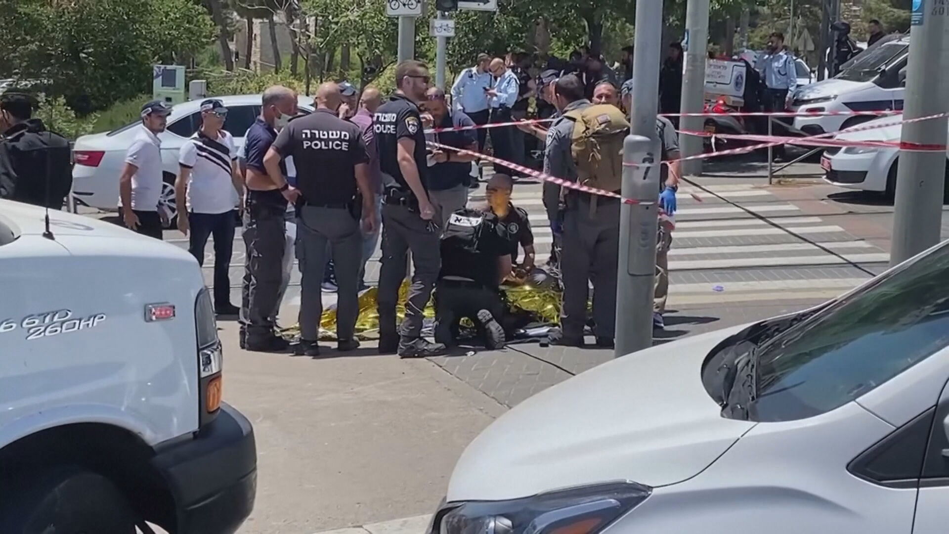 Palestino é morto a tiros após esfaquear dois israelenses