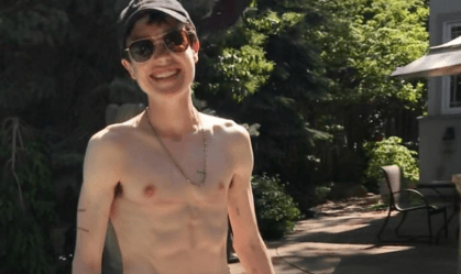Elliot Page posta primeira foto sem camisa após transição: 'Trans é lindo'