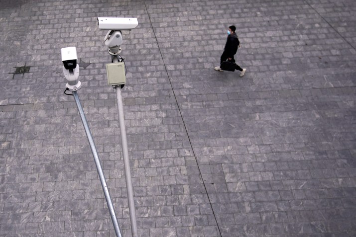 Mais de 20 bilhões de câmeras foram instaladas em toda a China desde 2017, segundo a emissora estatal CCTV • Foto: Aly Song - 28.fev.2020/Reuters