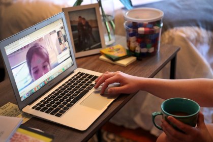 Mulher realiza videoconferência
