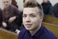 Após voo interceptado e prisão, ativista se casa com militante pró-ditadura, vira pró-Belarus e é perdoado