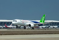 China estreia primeiro avião comercial que promete rivalizar com Boeing e Airbus
