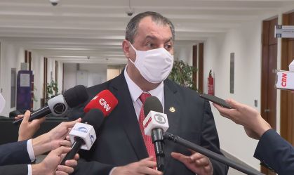 O presidente da CPI da Covid, o senador Omar Aziz, em coletiva de imprensa