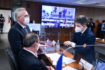 Presidente, vice e relator da CPI da Pandemia se reúnem antes da sessão