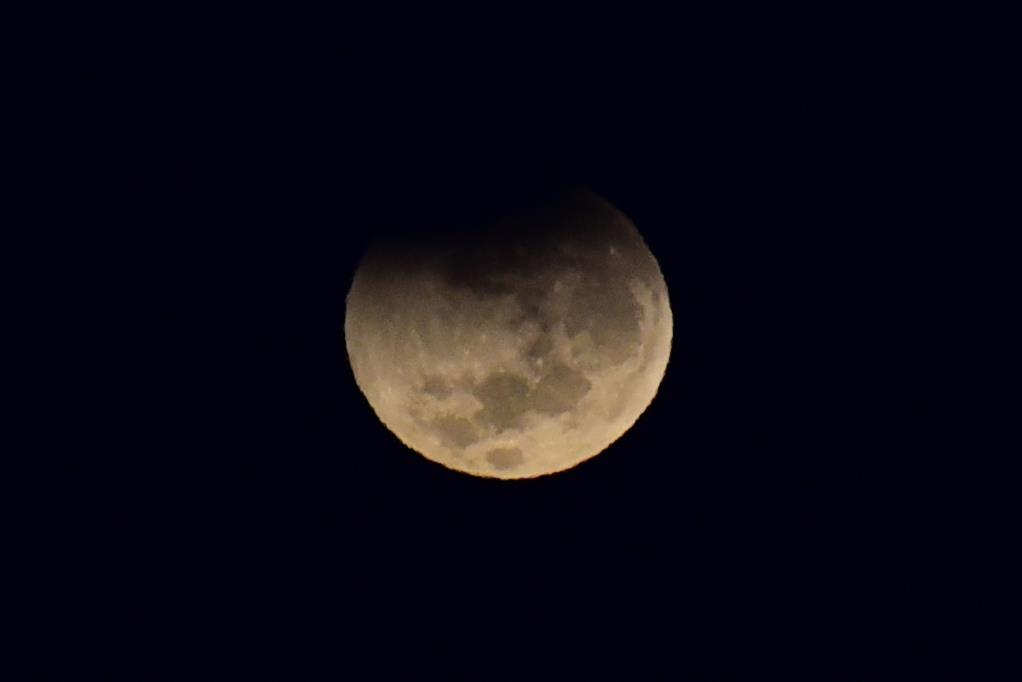 Superlua e eclipse são vistos na cidade de Passo Fundo