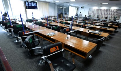 Senadores suspenderam sessão da CPI da Pandemia para reunião fechada