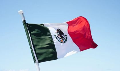 Acidente com van deixa 12 mortos e provoca incêndio florestal no México