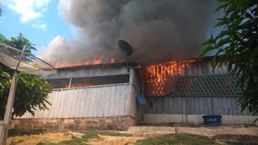 Casas queimam na terra indígena Munduruku, em Jacareacanga, Pará
