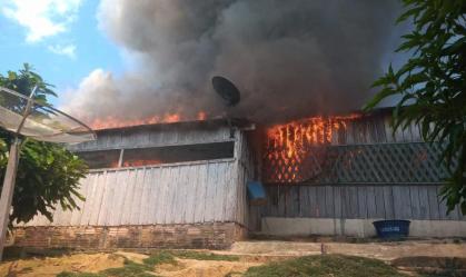 Casas queimam na terra indígena Munduruku, em Jacareacanga, Pará