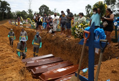 Enterro de vítimas da COVID-19 em Manaus