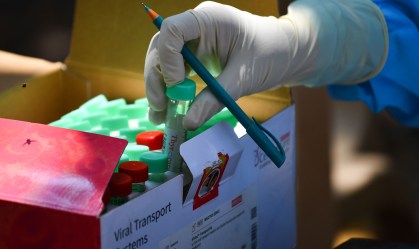 Remdesivir tem resultados positivos, mas requer mais estudos, diz infectologista