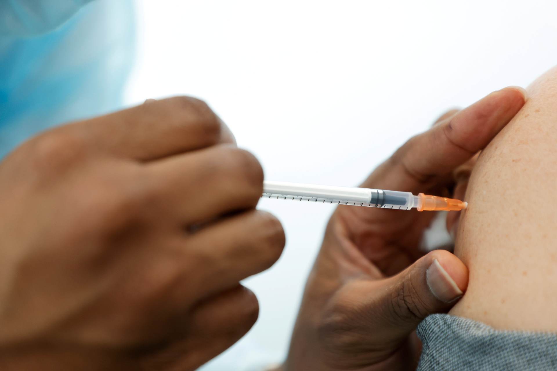 Teste clínico de fase 3 da vacina da Sanofi e da GSK envolverá 35 mil adultos