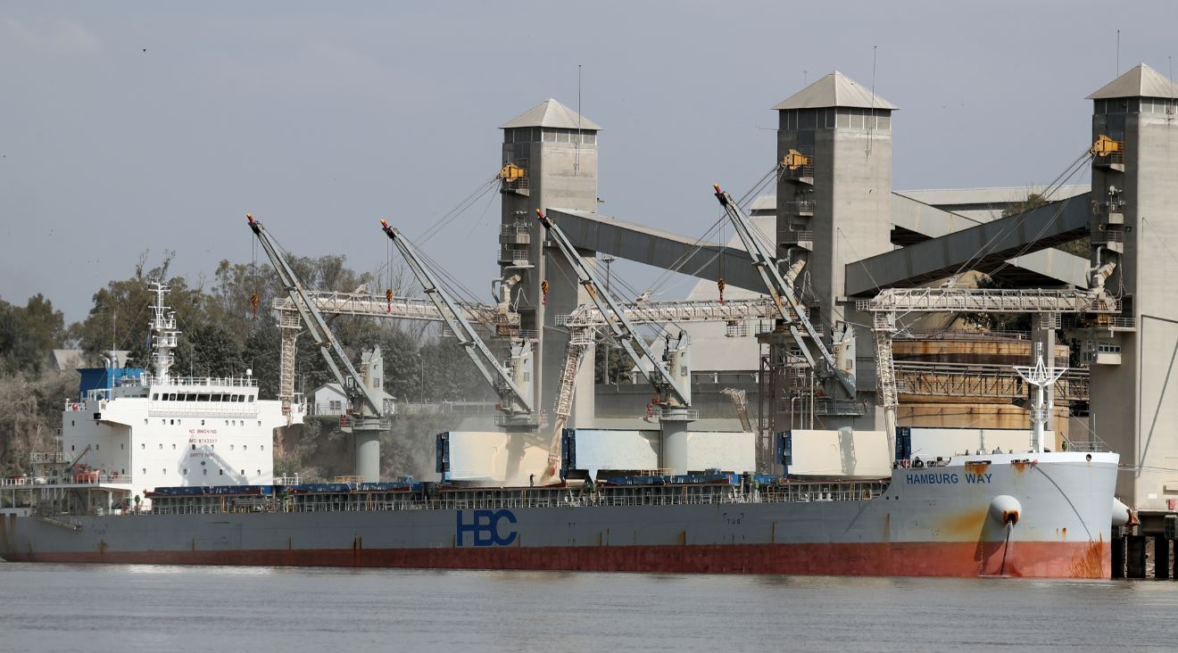 Grãos sendo carregados em navio em porto argentino no rio Paraná, perto de Rosar