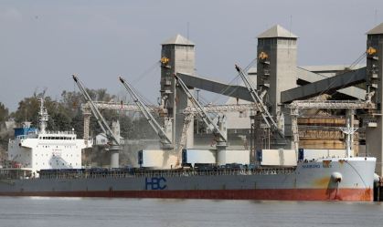 Grãos sendo carregados em navio em porto argentino no rio Paraná, perto de Rosar