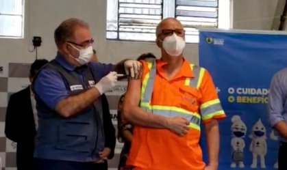 Ministro Marcelo Queiroga aplica vacina em funcionário do Porto de Santos