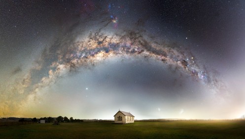 O fotógrafo John Rutter capturou o arco da Via Láctea sobre uma antiga igreja 