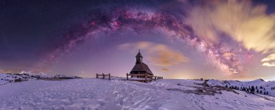 O fotógrafo Uros Fink fotografou a Via Láctea sobre essa igrejinha na Eslovênia