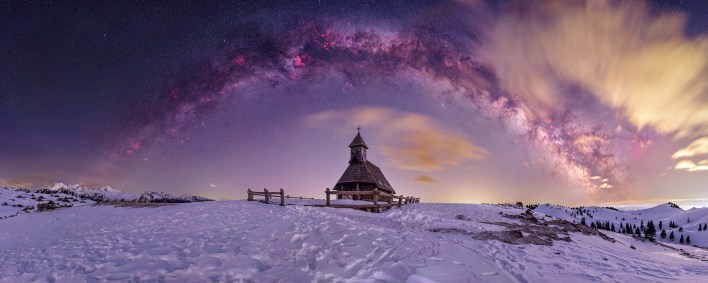 O fotógrafo Uros Fink fotografou a Via Láctea sobre essa igrejinha na Eslovênia