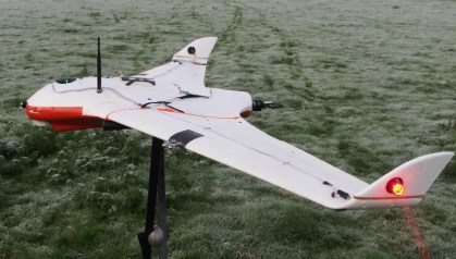 Pequena aeronave que realiza descargas elétricas nas nuvens