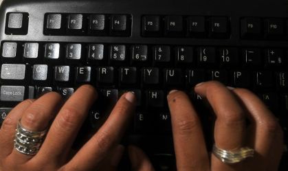 Sites de veículos de imprensa, governo e de serviços ficam fora do ar pelo mundo